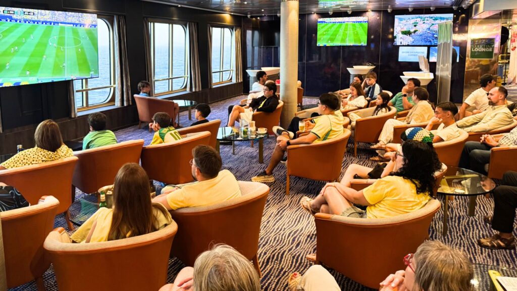 8デッキのMartini Loungeで、大画面に映るサッカーW杯(日本対ブラジル戦)を観戦する人々
