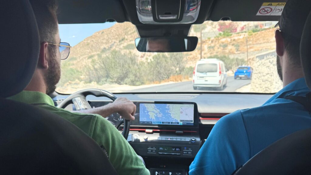 ミロス島でチャーターしたタクシーの車内、ナビにギリシャの地図