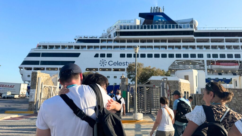 ミコノス港に接岸したCelestyal Journeyへ歩いて乗船する家族