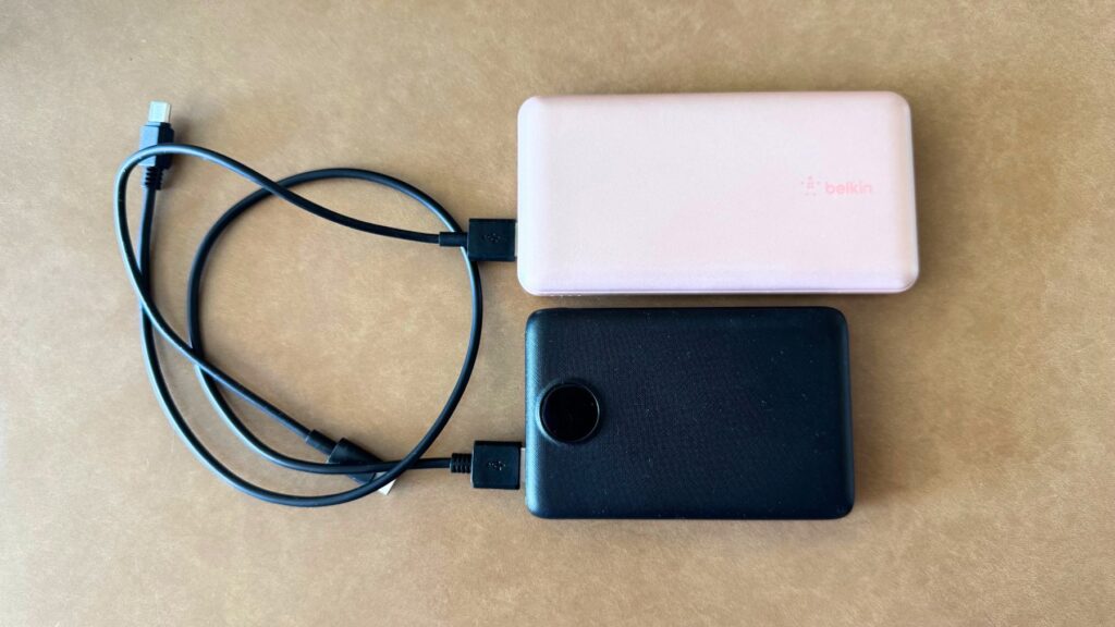 旅行に持参したモバイルバッテリー2台と充電ケーブル
