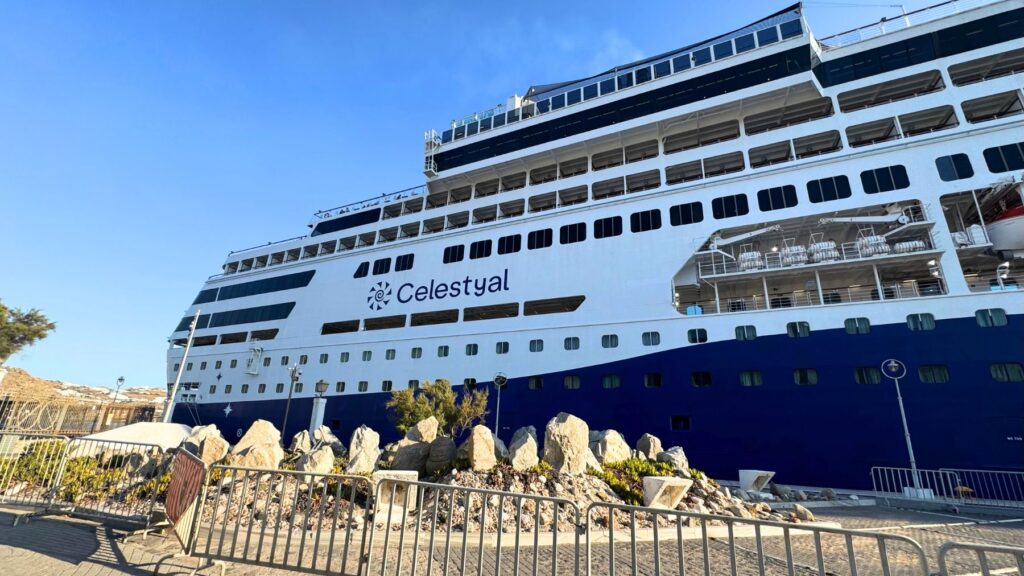 港に着岸したCelestyal Journeyの船体側面とロゴ