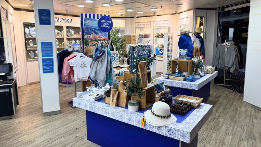 船内のショップ。ギリシャらしいお土産や帽子、Tシャツ、スワロフスキーなどが並ぶ免税店