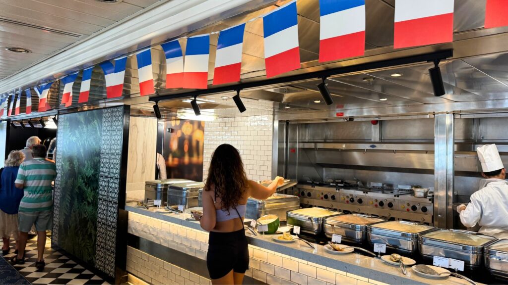 The Tavernaのフレンチをテーマにした夜。フランス国旗が飾られたビュッフェ