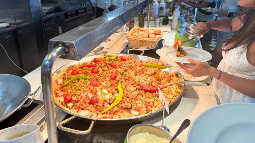 The Tavernaに並ぶタコのパスタの大皿。トマトソースと唐辛子、プチトマト