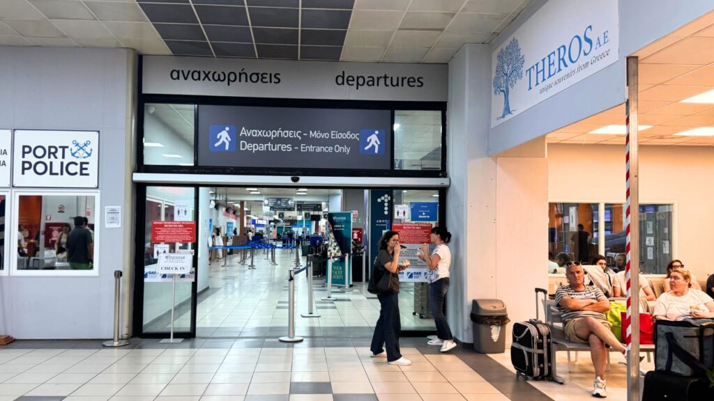 ピレウス港ターミナルの出発(Departures)入口。Port Policeやチェックインの案内