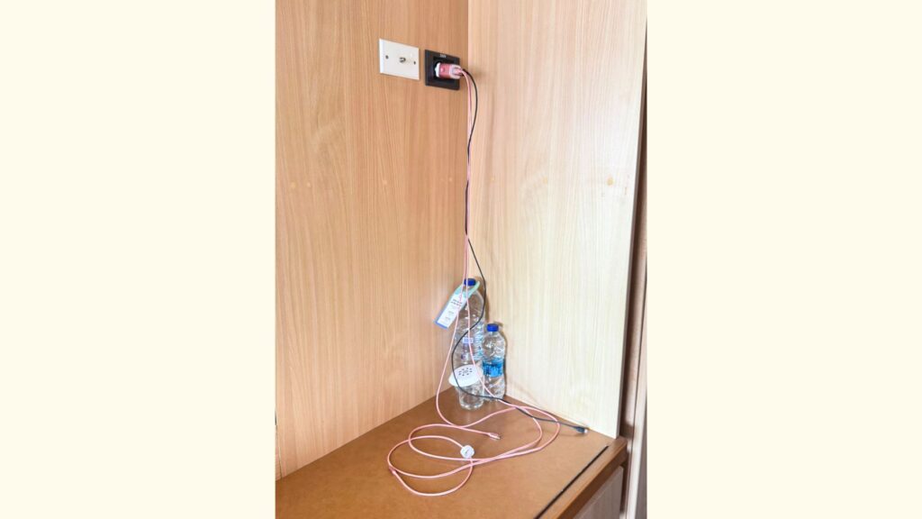 高い位置のコンセントから机まで伸ばした長いUSB充電ケーブル