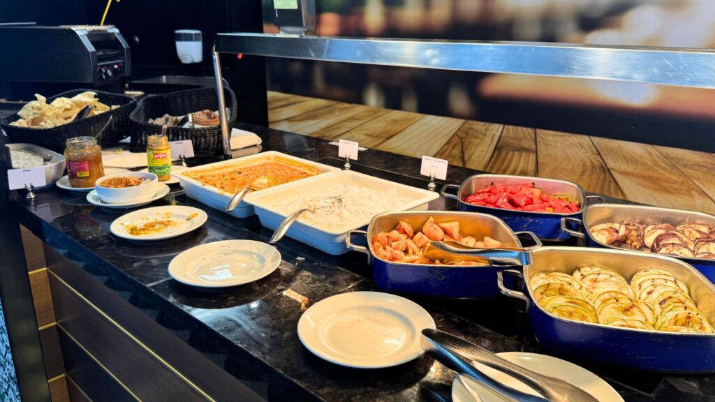毎日用意されるベジタリアンのインドカレーコーナー(ライス、チャパティ、グリル野菜など)