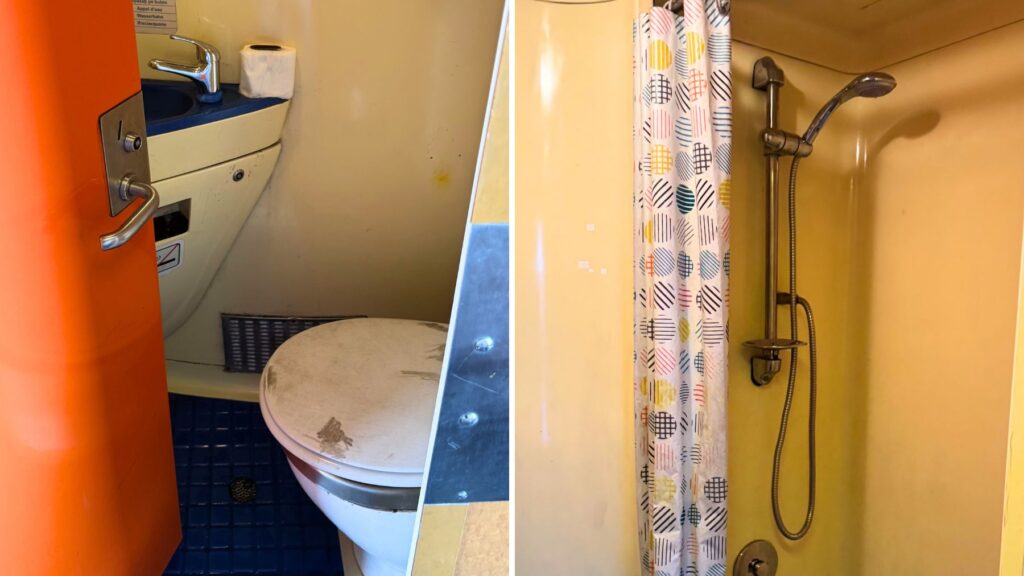 夜行列車のトイレとシャワー。青いタイルのトイレと、水玉カーテンのシャワースペース