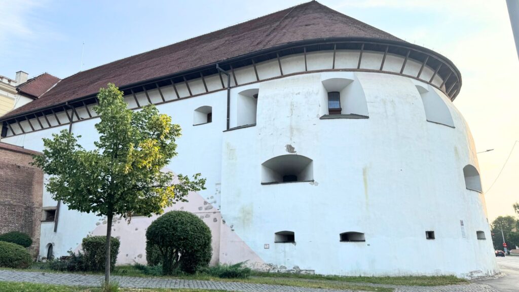 シビウの城壁の北側に建つ太い塔(Turnul Gros)。分厚い白壁に砲眼が並ぶ、円形の砲塔