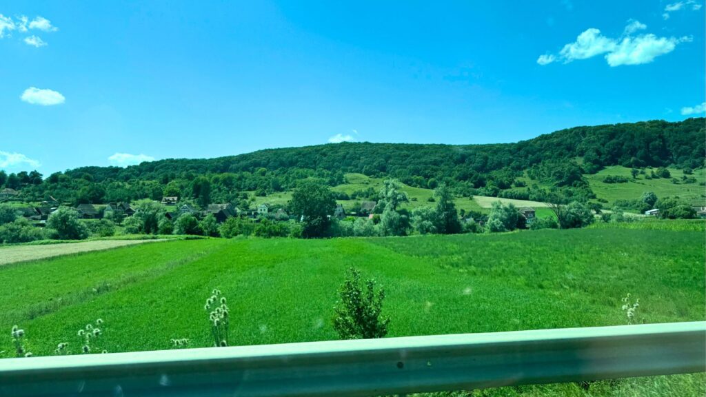 ヴィスクリへの道中に広がるトランシルヴァニアののどかな田園風景