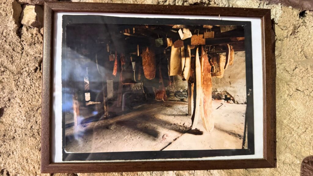 貯蔵室に肉やベーコンが吊るされていた昔の様子を写した古い写真