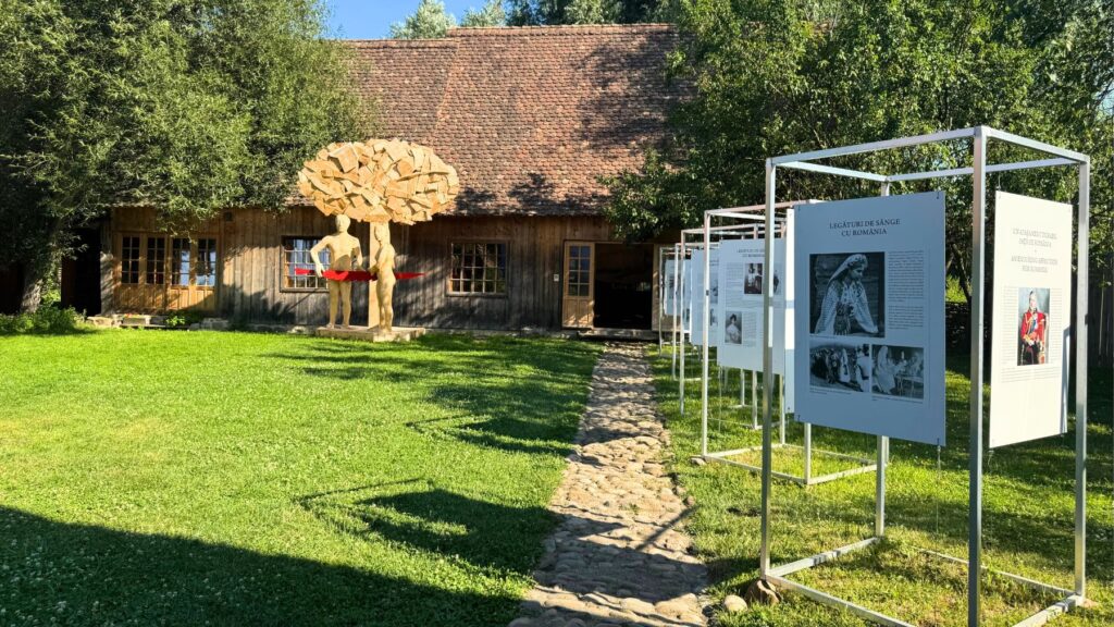 チャールズ国王とルーマニアのつながりを紹介する中庭の展示パネルと木の家