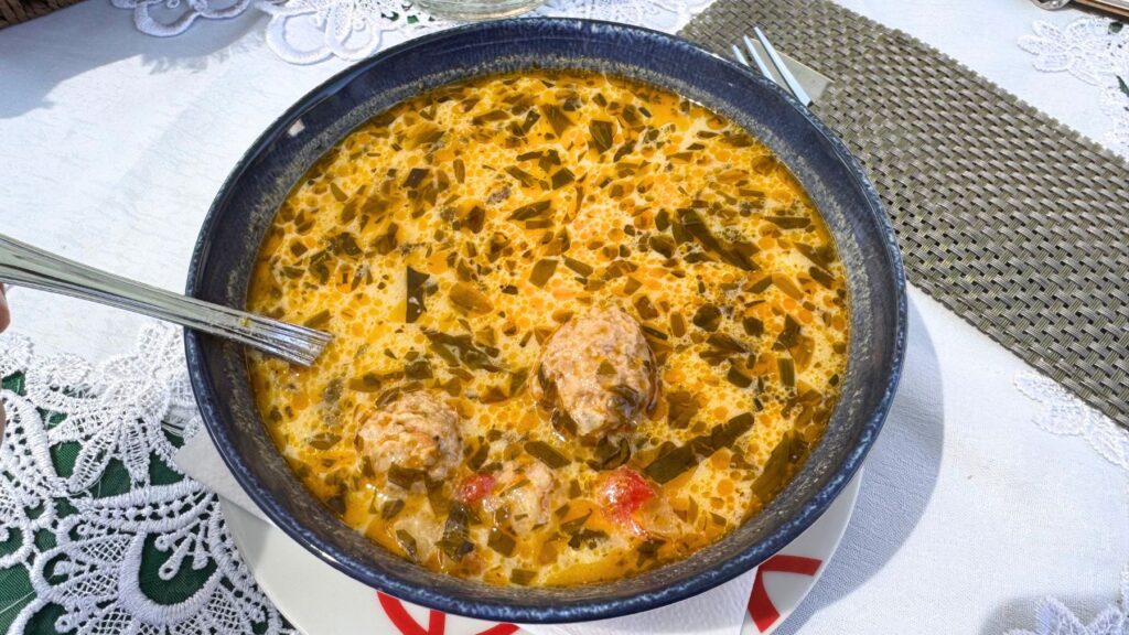 ミートボールと香草がたっぷり入ったルーマニアの酸味のあるスープ
