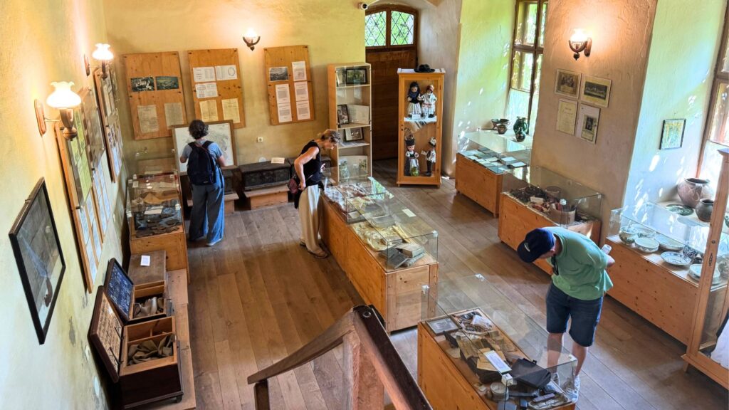 ザクセンの民族衣装の人形や古い資料が並ぶ博物館の展示室