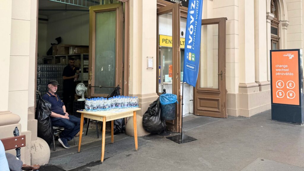 ブダペスト東駅(Keleti)で無料配布される飲料水。「Ivóvíz(飲料水)」の旗とペットボトルが並ぶテーブル