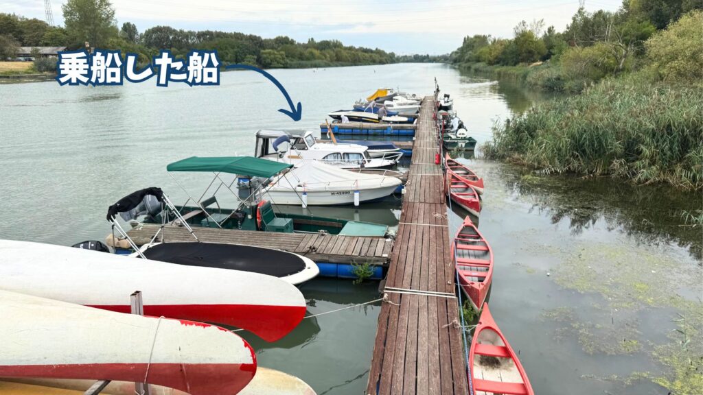 グバチ橋の船着場にずらりと並ぶ小型ボートやカヌー、矢印の先が今回乗った船