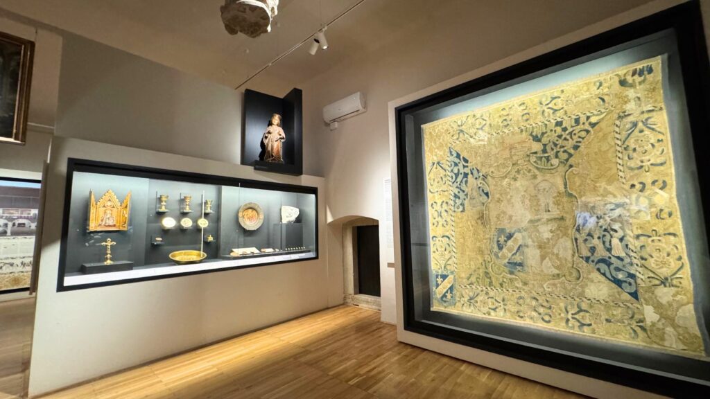 エゲル城博物館に展示された金の聖遺物容器や祭具、大きな織物(タペストリー)