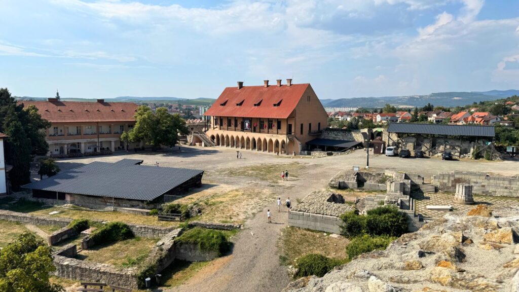 エゲル城の中庭を見下ろした眺め。アーケードのある司教宮殿と城内の建物、遠くに町並み