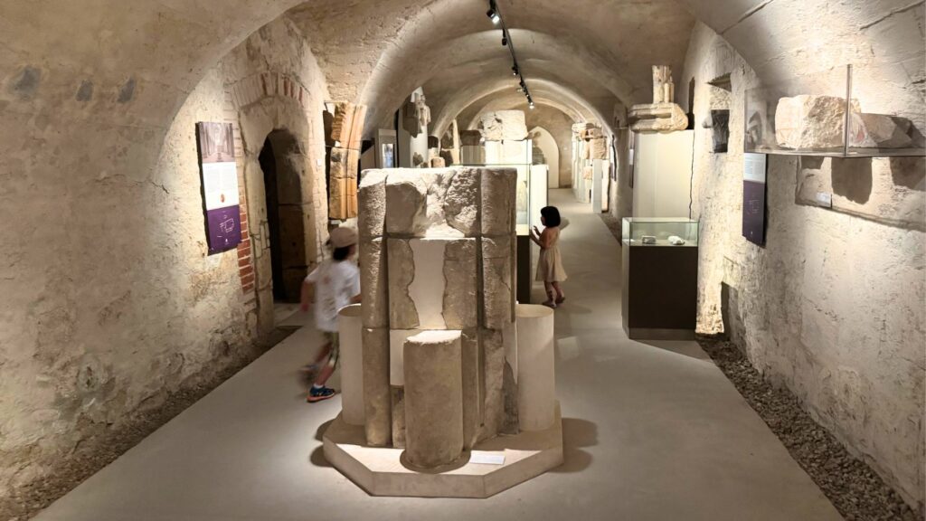 エゲル城の地下通路カザマタ。中世の大聖堂の柱頭など石の装飾が展示されている