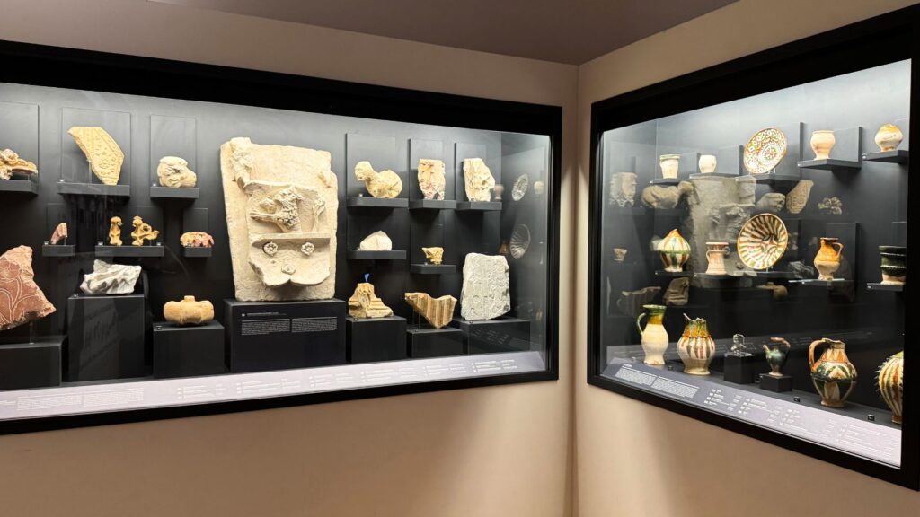 エゲル城博物館の展示ケース。中世の石の装飾片や陶器などの出土品