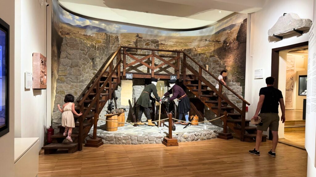 エゲル城の展示。1552年の攻防戦で大砲を操る兵士を再現したジオラマ