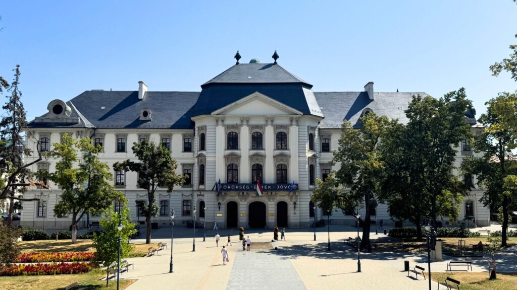 エステルハージ・カーロイ・カトリック大学の校舎(旧リツェウム)。天文台・科学体験センターが入る堂々とした建物