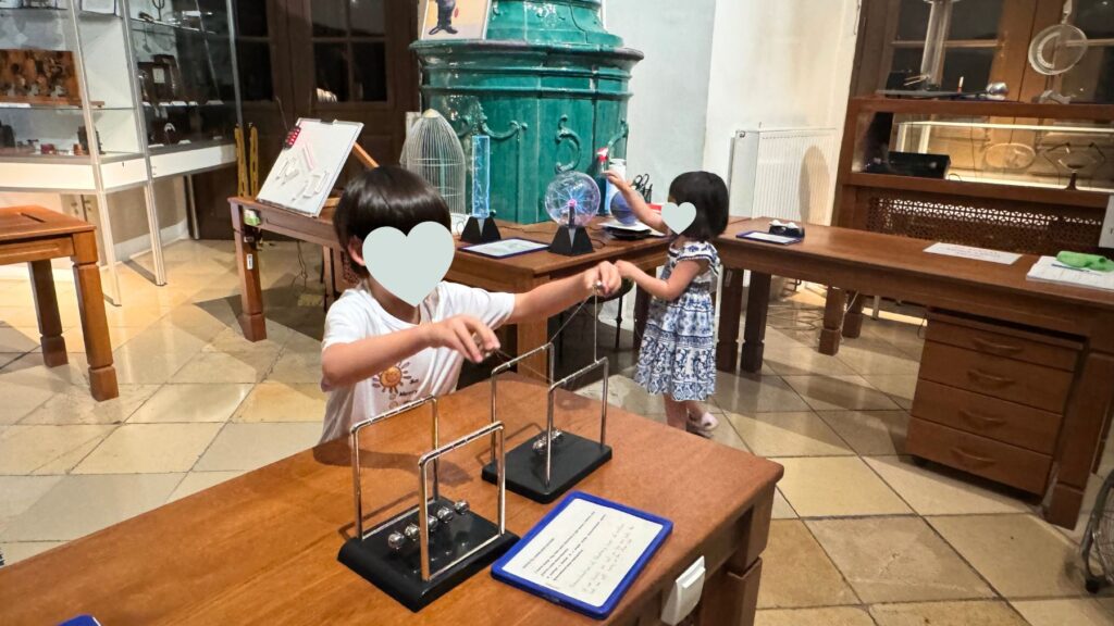 リツェウムの科学体験センター。ニュートンのゆりかごやプラズマボールなどを体験する子どもたち