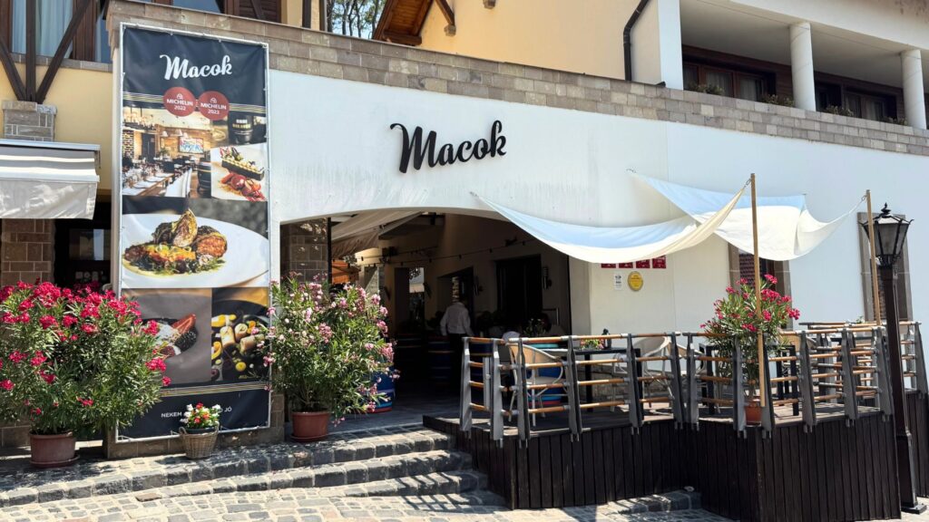 エゲルの有名店Macok Bisztró(マツォク・ビストロ)の外観。ミシュランの表示がある入口とテラス席