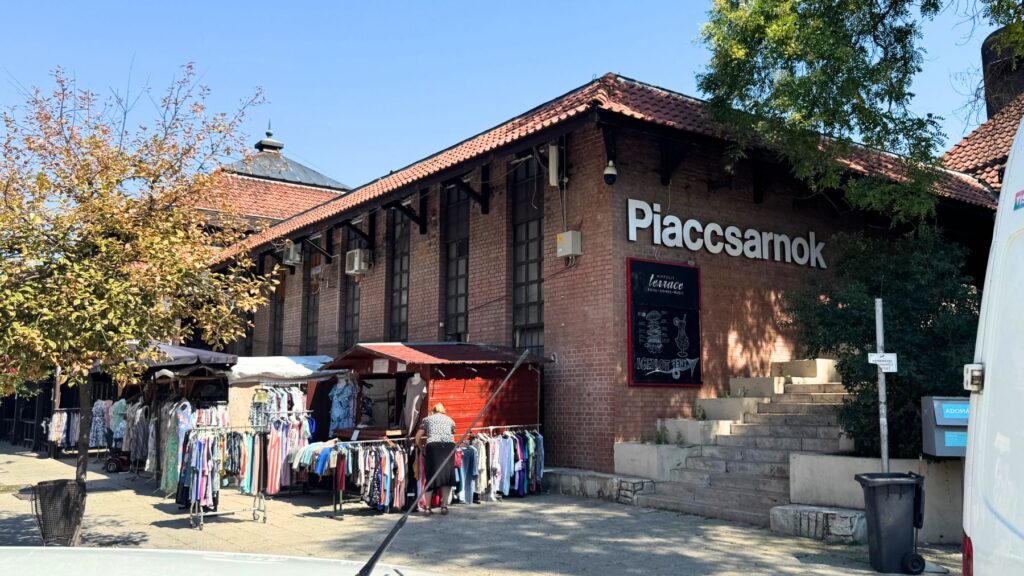 エゲルの屋根付き市場「Piaccsarnok」の建物外観。前には衣料品の露店が並ぶ