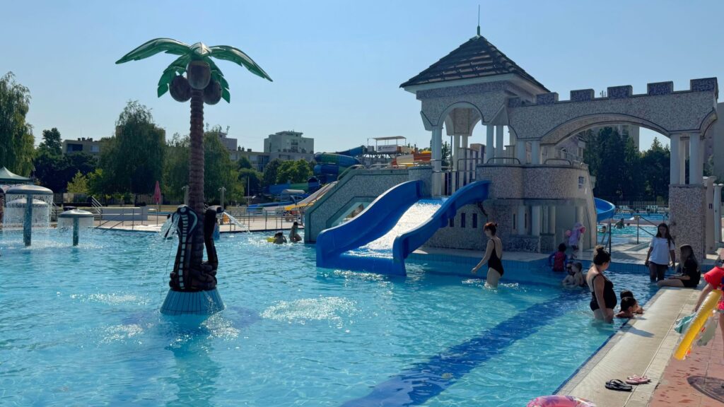 エゲルのスパの子ども向けプール。ヤシの木の噴水やお城の形をした滑り台がある浅いプール