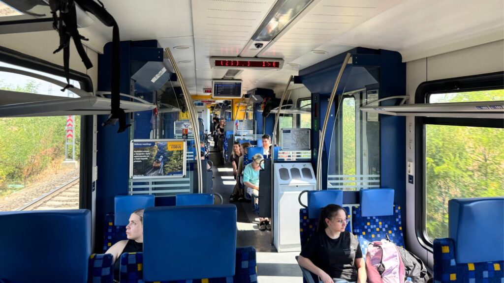 ブダペストからエゲルへ向かうハンガリー国鉄(MÁV)の鈍行列車の車内。青い座席が並ぶ