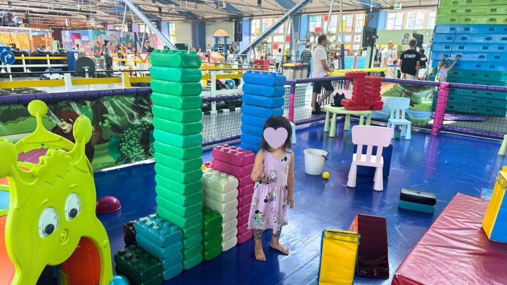 大きなブロックを積んで壁を作る子ども。ベビー・キッズエリア