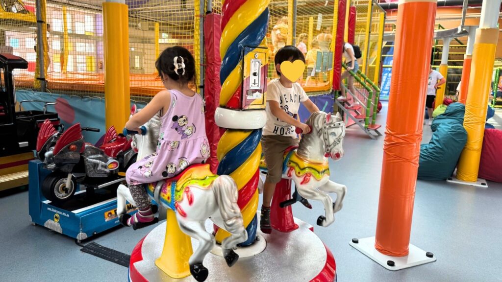 Elevenparkのメリーゴーラウンドに乗る子どもたち