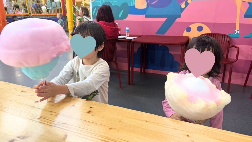 売店で買ったわたあめを持つ子どもたち