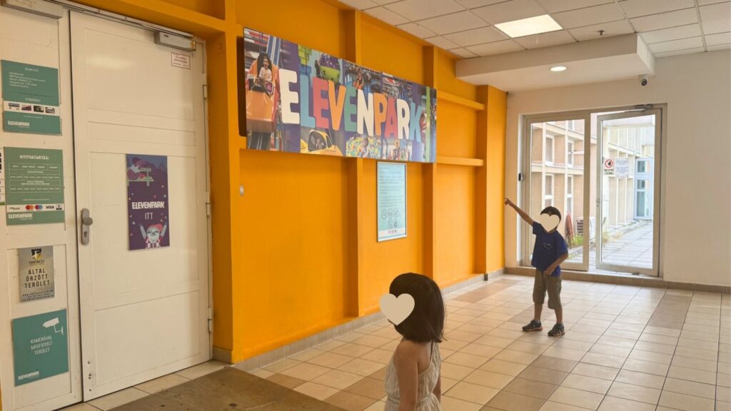 Újbuda Center内にあるElevenparkの入口と看板、営業時間の案内