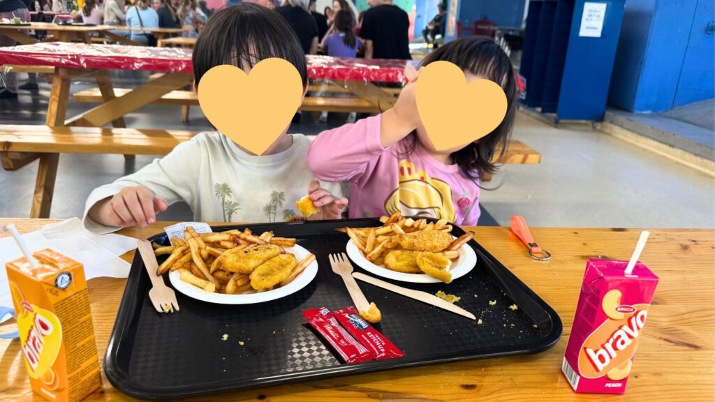 フードコートで食べるカツやフライドポテトのランチ