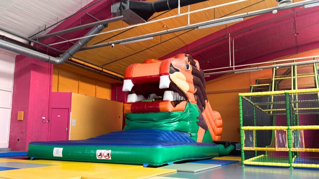 大きな口が開くライオンの形をしたエア遊具