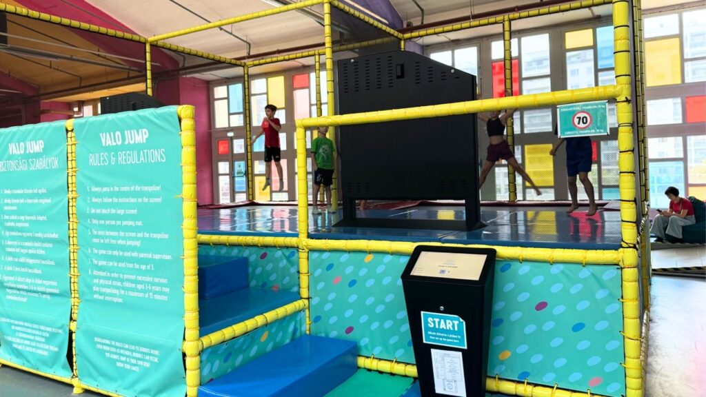 大画面の前で全身を使って遊ぶトランポリンゲーム「VALO JUMP」