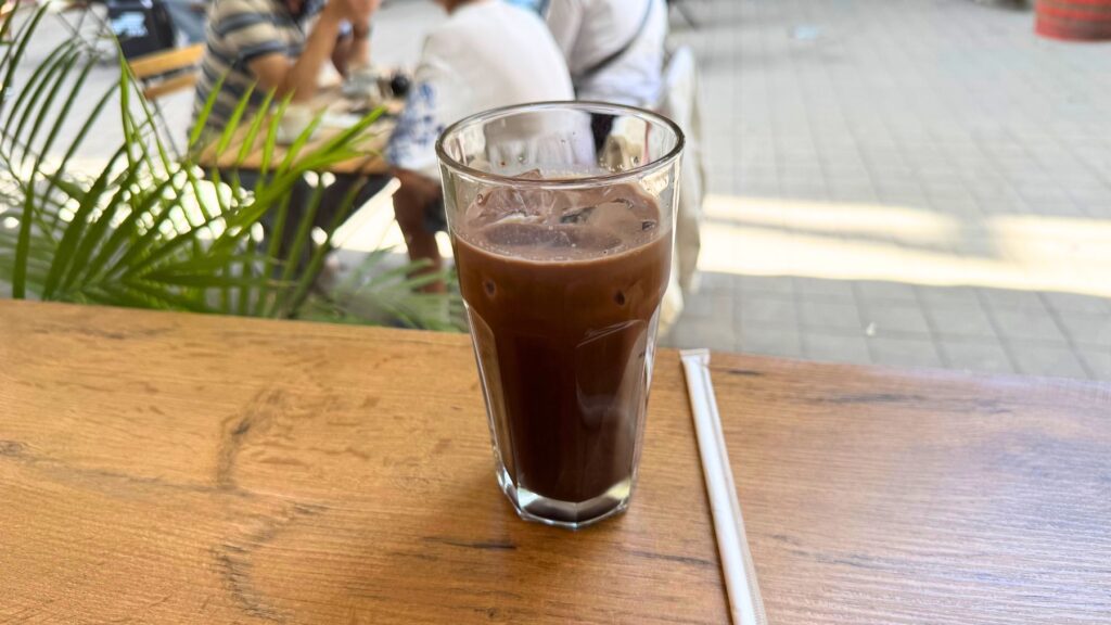 EGGIのアイスカフェモカのグラス