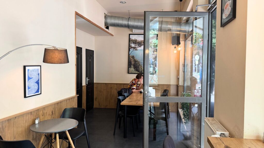 木目と絵が飾られたEGGI Breakfast & Coffeeのこぢんまりとした店内