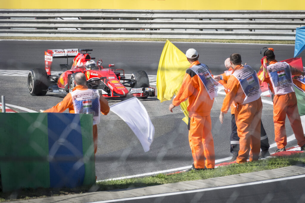 ブダペスト郊外にあるフンガロリングでセバスチャン・ベッテルのF1車が走行している様子