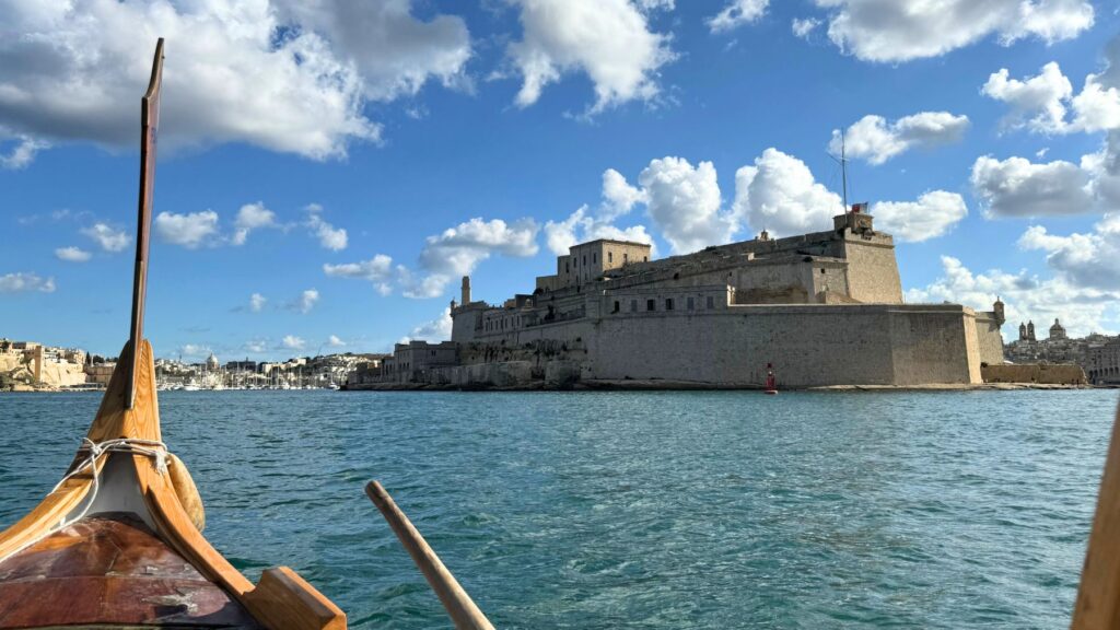 小舟ダイサから眺めた、ビルグ半島の先端にある聖アンジェロ砦。
