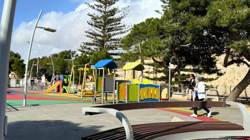 イムディーナの城壁の外にある広い公園。カラフルでモダンな遊具が並ぶ。