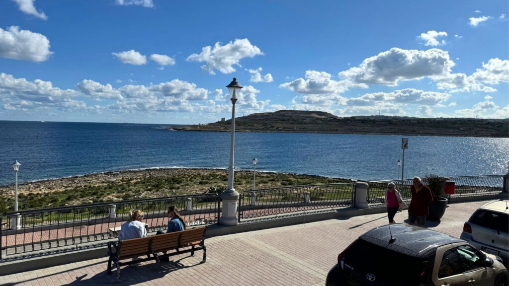 ホップオン・ホップオフバスから眺めたマルタ島北部の海岸と遊歩道。