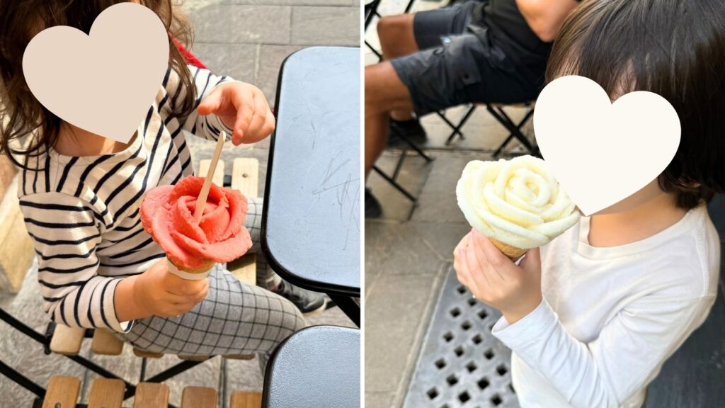 バラの花の形に盛り付けられたジェラートを持つ子どもたち。