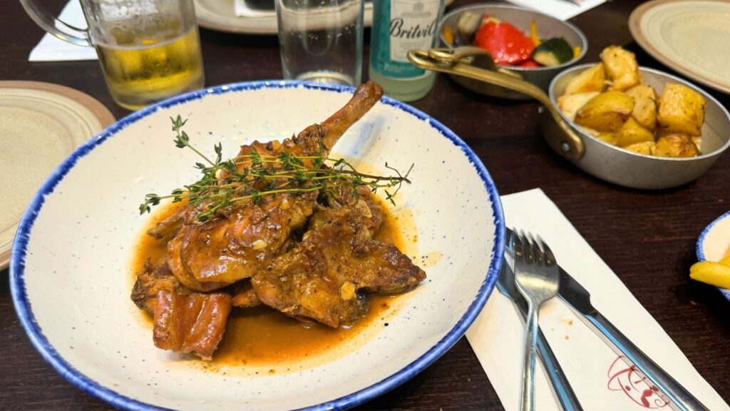 Ta' Nenu Vallettaで食べたマルタ名物のウサギ料理とローストポテト。