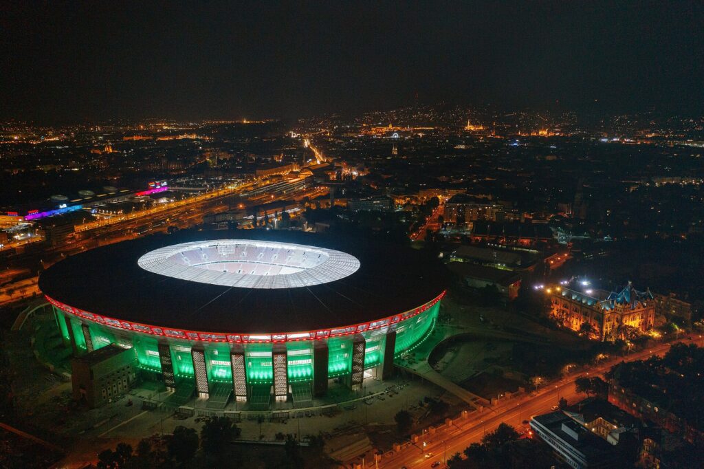 ブダペストのPuskás Aréna(プスカシュ・アレーナ)の夜景、上空写真