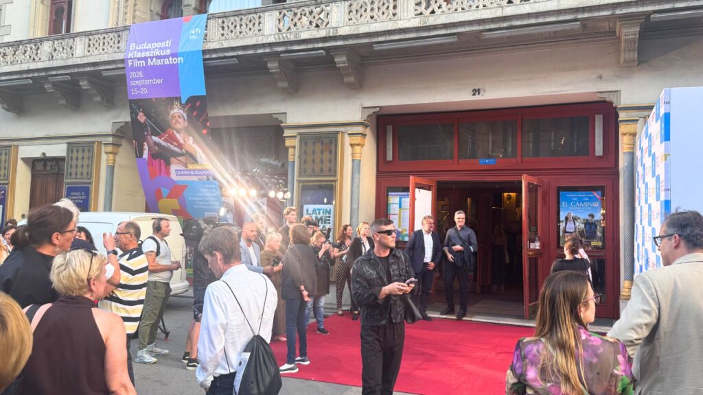 2026年ブダペスト・クラシック映画マラソン初日のウラーニア国立映画館、クイーン・ブダペストの大型バナーとレッドカーペット