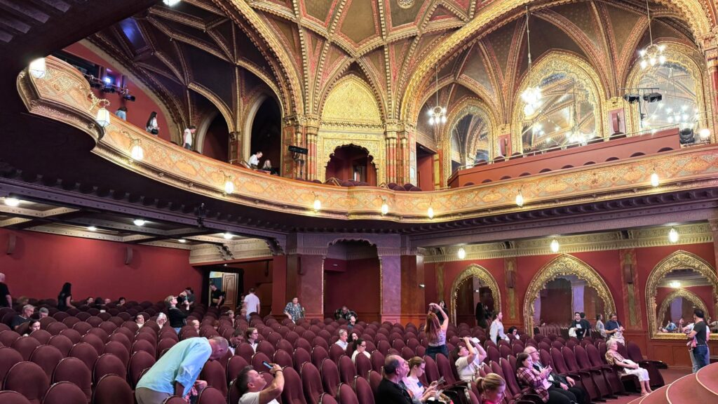 ウラーニア国立映画館の赤い客席と、金色の装飾に彩られたバルコニーやアーチ