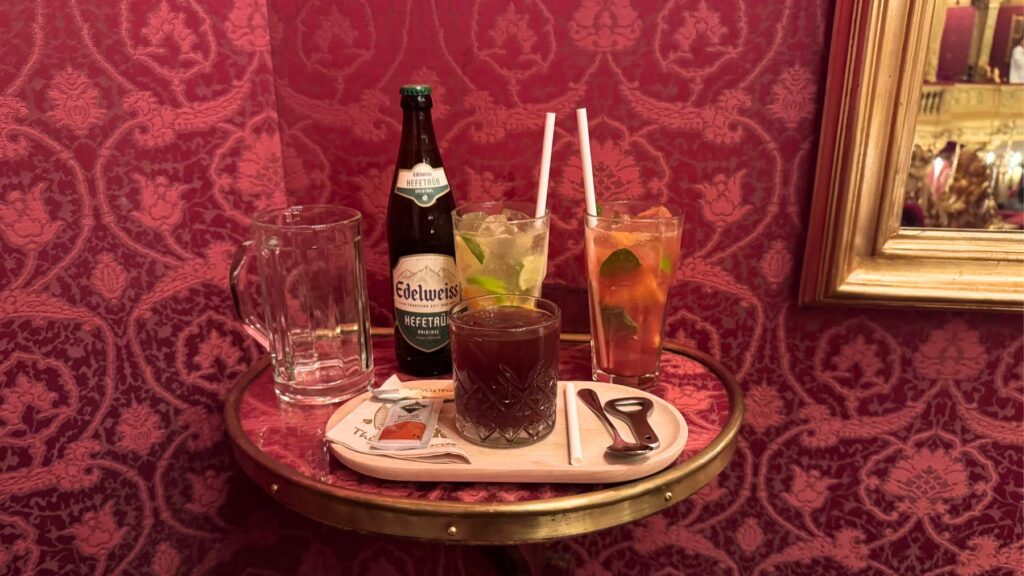 ブダペストのオペラ座のボックス内の小さなテーブルに置かれたレモネード2杯、アイスコーヒー、瓶ビール